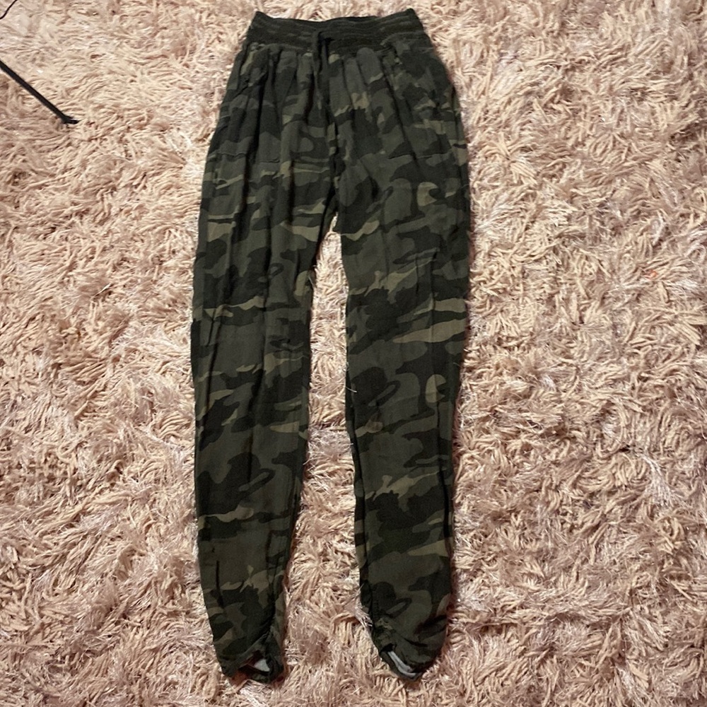 Rewash brand high waste camo jeggings. SIZE: M